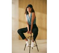 Overall LASCANA, Damen, Gr. 38, N-Gr, grün (grün, schwarz), Crêpe, Obermaterial: 95% Polyester, 5% Elasthan, bedruckt, figurumspielend 7/8-Länge, V-Ausschnitt, Overalls Overall, mit überlappendem Ober