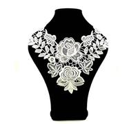 Rockreyoa 1 Stück Blumenspitze Gefälschte Kragen mit Elegantes Design Spitzenkragen Falschkragen Einsatzkragen Blume Corsage für DIY Bühne Kleidung Kostüm Zubehör Kopfbedeckung Zubehör Weiß