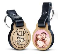 schenkYOU Premium Schlüsselanhänger mit Foto aus Eichenholz, Echtleder und kratzbeständigem Foto in Farbe - personalisierte Geschenkidee zu für Muttertag - Gravur „V.I.P, Very Important, Papa“