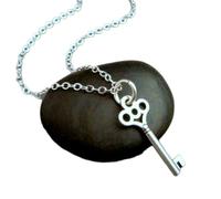Schlüsselanhänger aus 925er Sterlingsilber. Kleines Skelett-Scroll-Motiv. Schlichter Alltagsanhänger. Zarter Kappa-Gamma-Herzanhänger, ideal für Valentinstag.|Mit 45 cm Kette|Versilbert|LK_PNK_02818