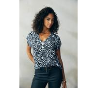 Schlupfbluse LASCANA, Damen, Gr. 38, beige (schwarz, creme, bedruckt), Web, Obermaterial: 100% Viskose, figurumspielend hüftlang, V-Ausschnitt, Blusen Schlupfbluse, mit Zebraprint und modischen Knöpfe