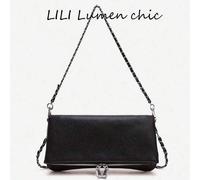 Schwarze strukturierte Leder-Schultertasche mit klassischem verflochtenem Kettenriemen und vollständig ausziehbarem Bodenreißverschluss, minimalistisc