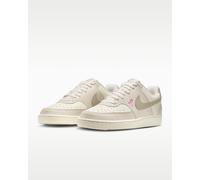 Sneaker NIKE SPORTSWEAR "WMNS COURT VISION LOW SE", Damen, Gr. 42,5, beige (sail, cream ii, lt orewood brn), Synthetik, Schuhe Sneaker, inspiriert vom Design des Nike Air Force (68635268-42,5) sail, c