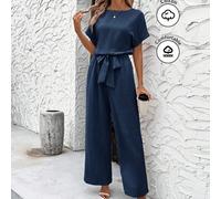 Sommer eleganter Damen Jumpsuit aus blauem kühlem Leinen mit plissierter Optik, mit Schulterausschnitten und Bindegürtel, kurzärmelig, geeignet für ve