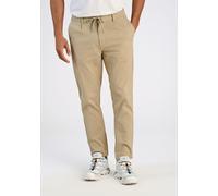 Stoffhose LINDBERGH "Freizeithose Carrot Fit, Cropped Length", Herren, Gr. L, beige (sand), Obermaterial: 98% Baumwolle, 2% Elasthan, unifarben, weit, unten schmal, Hosen Stoffhose (76175439-L) sand