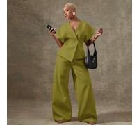 Strukturierter gewebter Jumpsuit mit einzelner Schnalle, V-Ausschnitt und weitem Bein