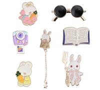 SUNNYCLUE 1 Box 7Stück 7Stile Hasennadeln Emaille Broschen Cartoon Brosche Pins Katze Erdbeere Hase Brille Buchnadel Für Rucksack Kleidung Abzeichen Hüte Taschen Schals Frauen Deko Accessoires Zubehör