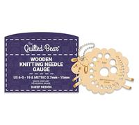 The Quilted Bear Holzstricknadelmessgerät - Strickmessgerät für genaue Nadelmessungen mit metrischen & imperialen Größen 0,7mm bis 15mm & US 6-0 bis 19 in verschiedenen lustigen Designs (Schaf)