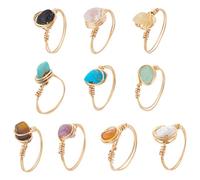 UNICRAFTALE 10 Stück Chakra Kristallringe Für Damen 10 Stile Edelsteinringe Mit Kupferdraht Umwickelter Ring Unregelmäßiger Bunter Edelsteinring Für Frauen (Hellgold)