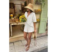 Urlaubs-Essentials Strickset: Damen Kurzarm Strickjacke mit Polokragen, Stoffknöpfen und Taschen, kombiniert mit weiten Shorts mit Gummibund. Ein modi