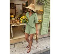Urlaubs-Essentials Strickset: Damen Kurzarm Strickjacke mit Polokragen, Stoffknöpfen und Taschen, kombiniert mit weiten Shorts mit Gummibund. Ein modi