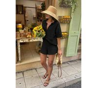Urlaubs-Essentials Strickset: Damen Kurzarm Strickjacke mit Polokragen, Stoffknöpfen und Taschen, kombiniert mit weiten Shorts mit Gummibund. Ein modi