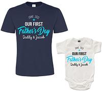 Vatertag | Juni 2021 | Unser erster Vatertag | Personalisiert | Herren-T-Shirt Baby Body | (Bitte gehen Sie zu Geschenkoptionen hinzu, geben Sie den Namen in FreeGiftMessageBox ein oder senden Sie