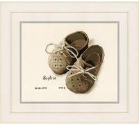 Vervaco Gezählter Kreuzstich Stickpackungen Stickset Baby Geburt Mein ersten Schuhe Wanddekoration Handarbeit Set für Erwachsene Kreatives Handwerk ca. 19 x 18 cm Geburt Geschenk Hausdeko