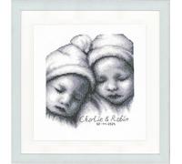 Vervaco Gezählter Kreuzstich Stickpackungen Stickset Baby Geburt Zwillinge Wanddekoration Handarbeit Set für Erwachsene Kreatives Handwerk ca. 20 x 21 cm Geburt Geschenk Hausdeko