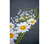 Vervaco Stickpackung Tischdecke Sticken Set Erwachsene Vorgedruckt Gänseblümchen Stickdecken Vorgezeichnet Decke Sticken Stickpackung Plattstich 80 x 80 cm Stoff zum Sticken Kreatives Geschenk